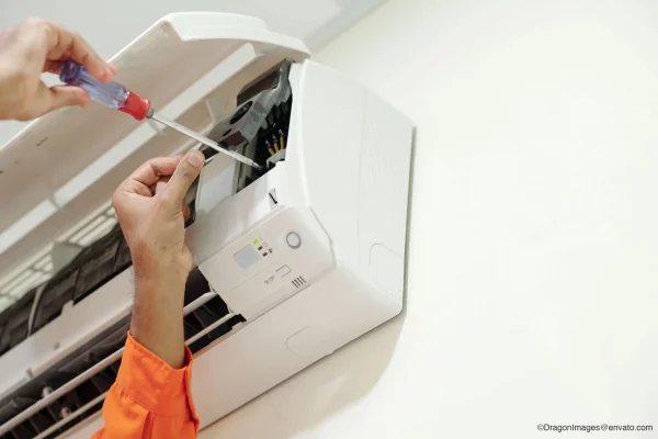 Tilo Kübler Meisterfachbetrieb Heizung Klima Sanitär Monteur Arbeit an Klimaanlage Detailaufnahme